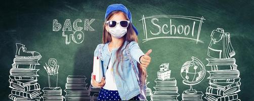 jong meisje met bescherming masker tegen corona virus Bij school. foto