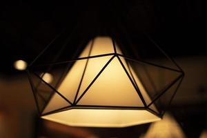 interieur licht. lamp met warm gloed. foto