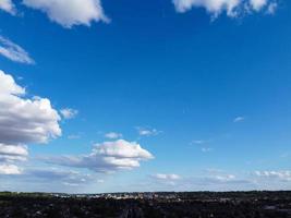 mooi zon schijnen over- Engeland en door de wolken, vliegtuig punt van visie foto