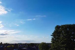 mooi zon schijnen over- Engeland en door de wolken, vliegtuig punt van visie foto