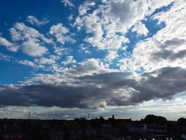 mooi zon schijnen over- Engeland en door de wolken, vliegtuig punt van visie foto