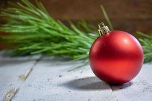 Kerstmis ballen Aan houten achtergrond foto