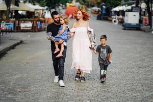 mooi ouders en hun schattig weinig kinderen foto