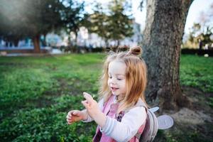 weinig meisje wandelen in de park foto