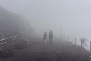 mensen beklimmen de berg Aan de spoor foto