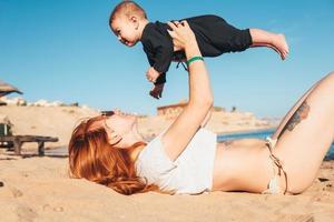 gelukkig familie - moeder en klein baby zoon foto