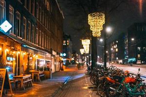 fietsen geparkeerd langs de weg, nacht foto