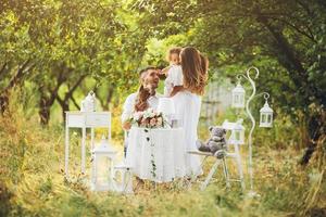 jong familie met kind Bij een picknick foto