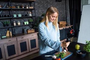 mooi jong meisje poseren in de keuken foto