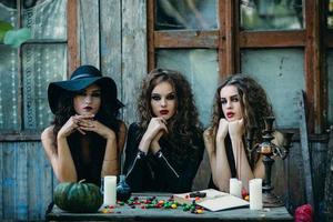 drie heksen aan tafel foto