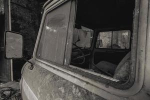 urbex, verlaten oud garage met een oud auto foto