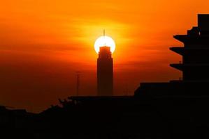 bangkok citiscape met zonsopgang op de top van het gebouw. foto