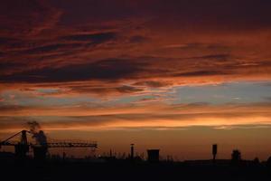 lucht en gouden rood wolken Aan de zonsondergang Bij de stad. toneel- landschap, schoonheid in natuur. foto