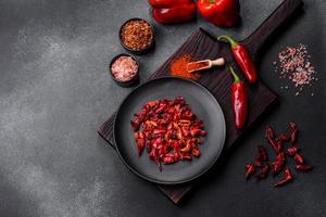 stukken van droog paprika, voorbereiding van poeder kruid voor divers gerechten foto