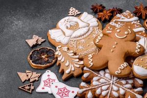 heerlijk peperkoek koekjes met honing, gember en kaneel. winter samenstelling foto