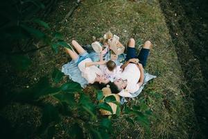 gelukkig familie Aan gazon in de park foto