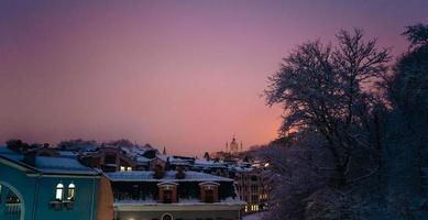 visie van Aan de stad Aan de nieuw jaar vakantie in winter Bij zonsondergang foto