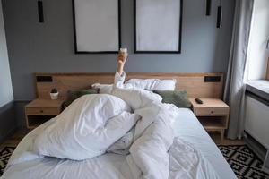 hand- Holding een kop van koffie Bij huis in bed foto