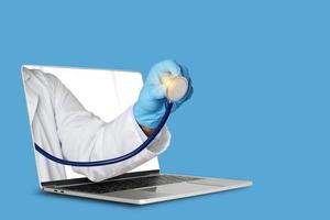 de concept van laptop computers is verbonden naar de communicatie door online technologie. artsen kan onderzoeken patiënten door video belt. behandeling controleren voor de coronavirus. knipsel pad foto