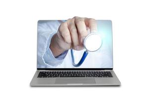 de laptop computer concept is verbonden naar de communicatie door online technologie. artsen kan onderzoeken een geduldig door video belt. wit achtergrond. knipsel pad. geïsoleerd foto