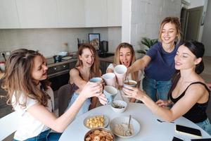 groep van Dames in de keuken foto