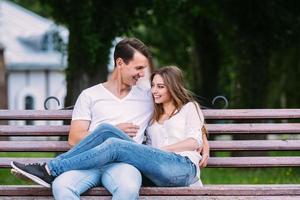 Mens en vrouw Aan een bank in de park foto