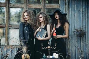 drie vintage vrouwen als heksen foto