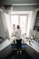 moeder en haar dochter meisje Speel in kinderen kamer foto