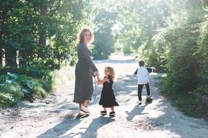 een vrouw wandelen met haar kinderen Aan de weg foto
