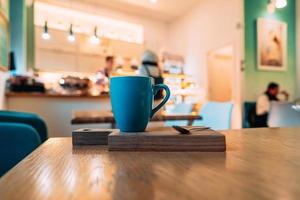heet cappuccino koffie in koffie winkel Aan houten tafel foto