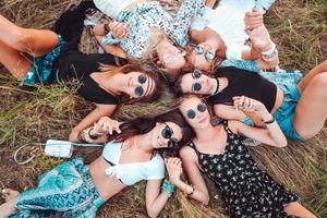 zes meisjes liggen Aan de gras foto