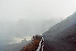 mensen beklimmen de berg Aan de spoor foto