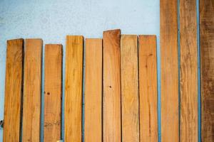 eucalyptus hout plank met vervagen achtergrond. hout planken zijn opgeslagen voor maken houten meubilair. selectief focus, kopiëren ruimte. foto