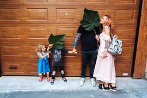 familie hebben pret Aan de straat foto