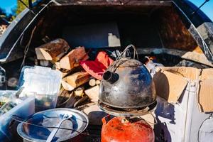 water koken Aan brander, Koken voedsel buitenshuis Aan gas- Jet foto