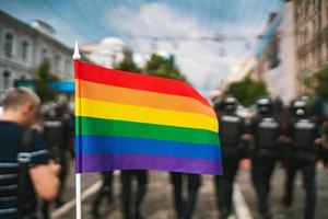 hand- houden een homo lgbt vlag Bij lgbt homo trots optocht festival foto
