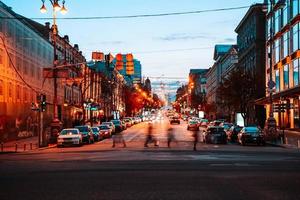 kiev, Oekraïne - april 14, 2019 nacht visie van de straten van kiev. stedelijk drukte. bogdan khmelnitsky straat foto