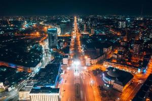 panoramisch visie Aan groot stad Bij nacht foto