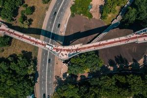 antenne dar visie van nieuw voetganger brug van bovenstaand foto