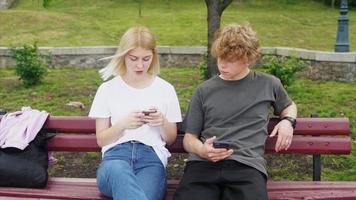 een vent met een meisje in de zomer in de park. foto