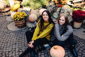 mode meisjes poseren Aan de straat foto