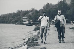 twee mannen wandelen en drinken koffie foto