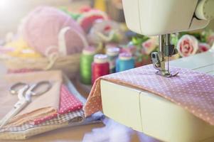 dichtbij omhoog van naaien machine werken met roze kleding stof foto