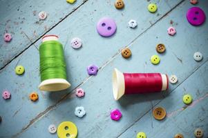 naaien achtergrond. accessoires voor handwerk Aan oud houten achtergrond. foto