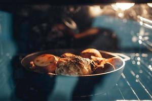 kip rooster oven gebakken kip aardappelen gebakken foto