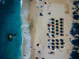 strand met zon ligstoelen Aan de kust van de oceaan foto