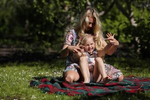 moeder en dochter in de tuin foto