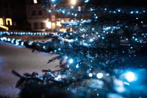 Kerstmis boom met kegels Aan een stad straat verlichte met een guirlande. foto