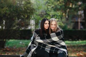 twee mooi in de park, poseren voor de camera foto