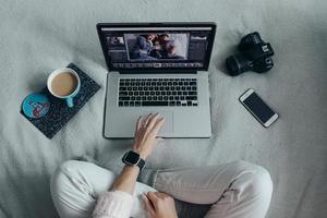 vrouw gebruik makend van laptop Aan haar bed foto